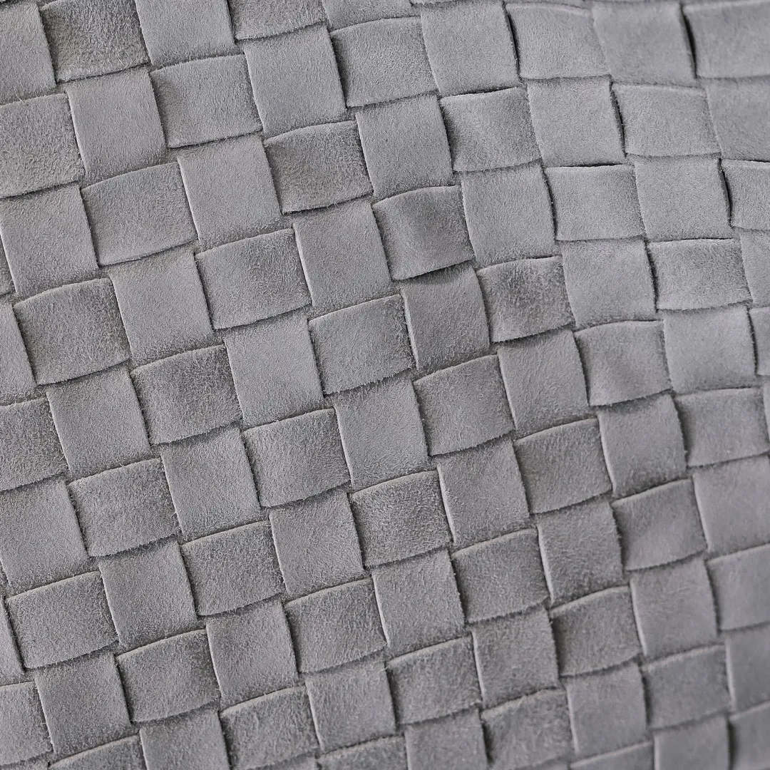 Batch 2160 #Bv Yangjin large size HOP cowhide, the bag body and handles are made of a whole piece of woven leather. The bag body is soft and lazy. Hop symbolizes the praise of innovation and eternal craftsmanship [love]. The pyramid silhouette combines practicality and fashion. Modern and casual, the bag mouth is double-sided closed design, more convenient and safe! Made of soft cowhide and full of texture, this is a must-have for fashionable ladies who like minimalism, comfort and casualness! Model: 3970 Dimensions: 54x24x13